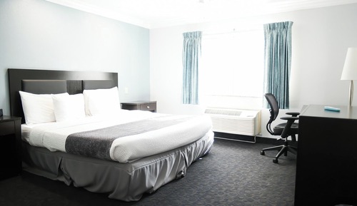 Suite, 1 King Bed, Smoking