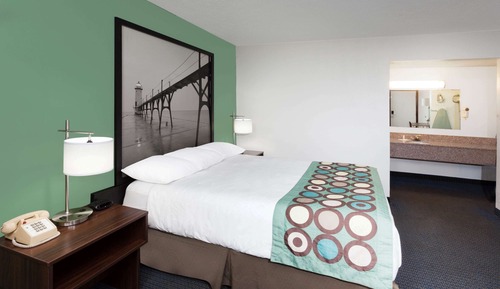 Suite, 1 Queen Bed, Non Smoking (One Bedroom, 1st Floor, Exterior)