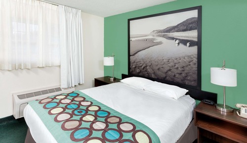 Deluxe Suite, 1 Queen Bed, Non Smoking (One Bedroom, 1st Floor, Exterior)