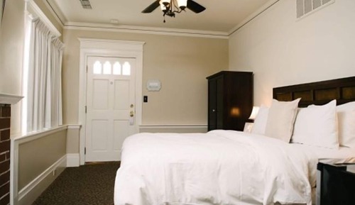Standard Room, 1 Queen Bed (CH1)