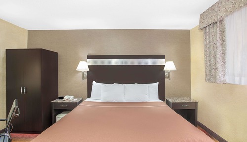 Room, 1 King Bed, Smoking