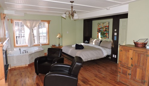 Signature Suite, 1 King Bed, Jetted Tub, River View