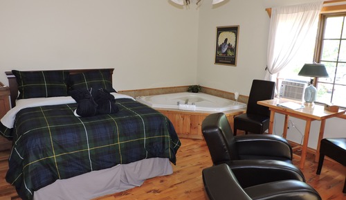 Suite, 1 Queen Bed, Jetted Tub, River View