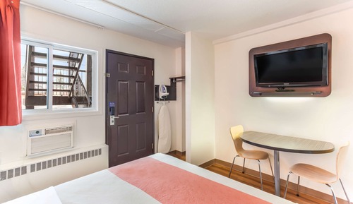 Deluxe Room, 1 Queen Bed, Non Smoking, Kitchenette