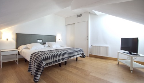 Apartment (6A)