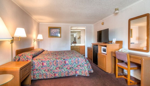 Room, 1 King Bed, Smoking