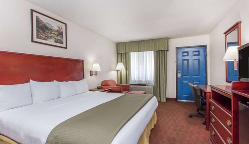1 King Bed, Non-Smoking 