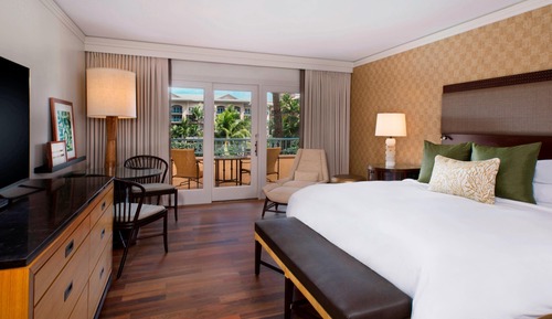 Deluxe Room, 1 King Bed, Lanai, Partial Ocean View (Hearing Accessible)