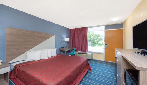 Room, 1 Queen Bed, Accessible, Non Smoking (Mobility, Tub w/ Grab Bars)