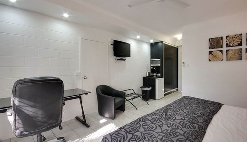  Poolside King Room