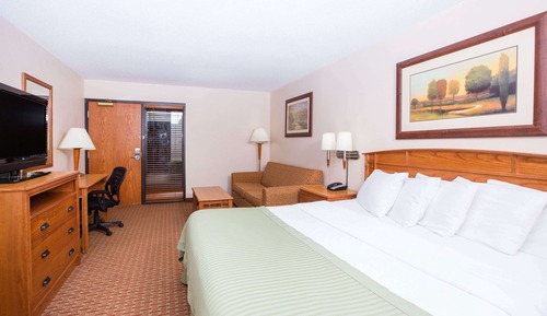 Deluxe Room, 1 King Bed, Non Smoking, Poolside