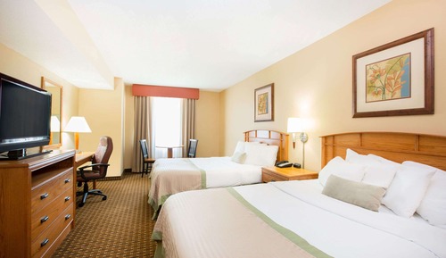 Suite, 2 Queen Beds, Non Smoking, Pool View
