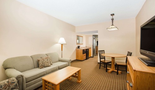 Deluxe Suite, 1 King Bed with Sofa bed, Jetted Tub, Poolside (1 Bedroom)