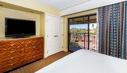 Suite, 1 King Bed, Accessible