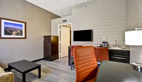 Suite, 1 King Bed, Accessible (Hearing)