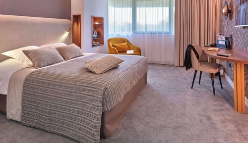 Premium Room, 1 King Bed, Non Smoking, Golf View (Larger Room)