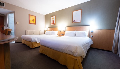 Standard Room, 2 Double Beds, City View (High Floor)