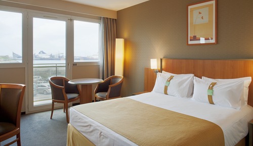 Suite, 1 Queen Bed, City View