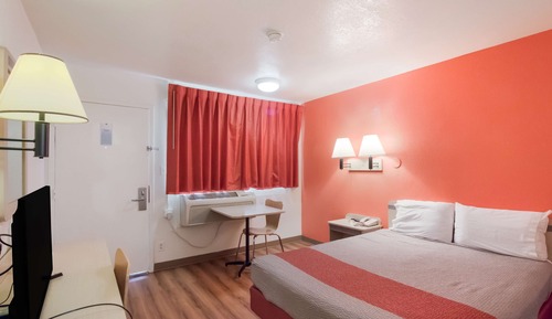Standard Room, 1 Queen Bed, Non Smoking, Refrigerator & Microwave