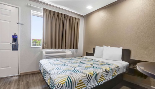 Standard Room, 1 Queen Bed, Smoking
