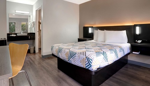 Deluxe Room, 1 Queen Bed, Non Smoking, Refrigerator