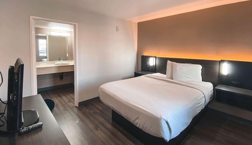 Standard Room, 1 King Bed, Non Smoking, Refrigerator