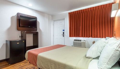 Deluxe Room, 1 Queen Bed, Non Smoking, Refrigerator