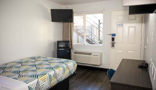 Deluxe Room, 1 Queen Bed, Accessible, Non Smoking
