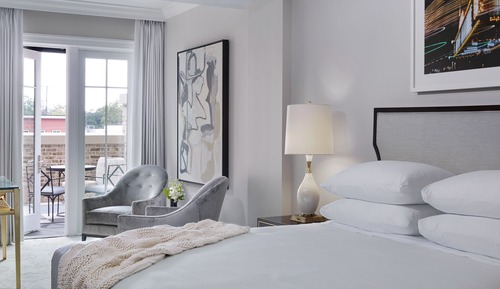 Deluxe Suite, 1 King Bed, Courtyard Area