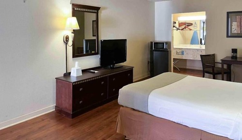 Standard Room, 1 Queen Bed, Smoking, Refrigerator & Microwave