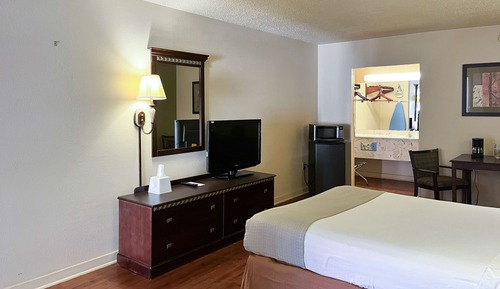 Standard Room, 1 Queen Bed, Non Smoking, Refrigerator & Microwave