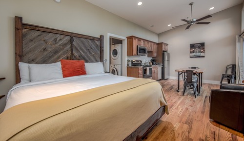 Luxury Studio Suite, 1 King Bed, Balcony, Mountainside