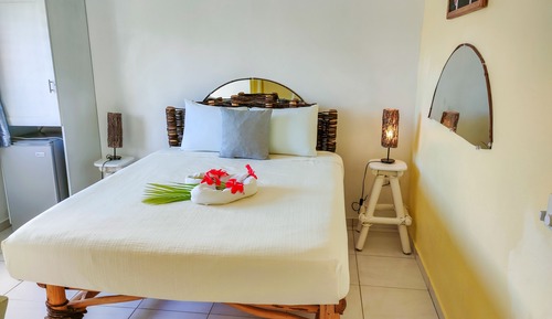 Plantain Bedroom with shared Kitchen and Terrace