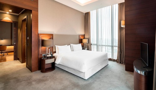 Club Suite, 1 King Bed with Sofa bed, Corner