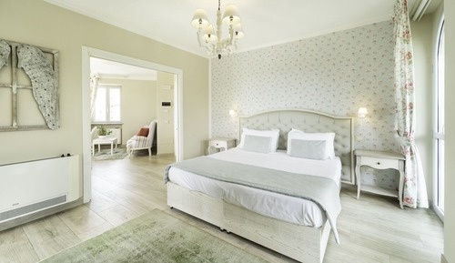 Suite, 1 King Bed, Jetted Tub, Hill View