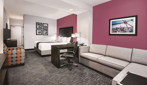 Deluxe Room, 1 King Bed, Accessible, Non Smoking (Mobility/Hearing, Bathtub w/Grab bars)