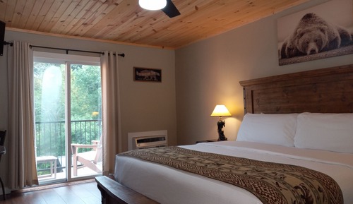 Deluxe King Room w/Balcony (Room 6)