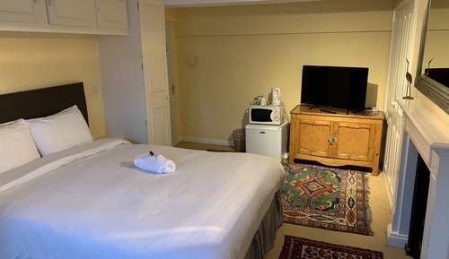 Double Room, Shared Bathroom (Bath and Shower)