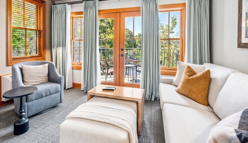 King Suite w/View - Quarryman Hall