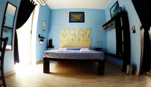 Room (Blue)