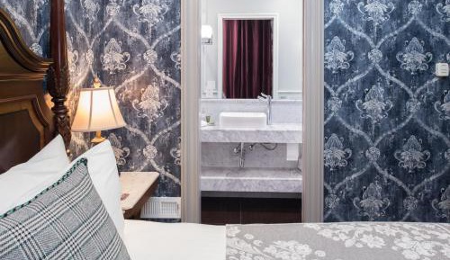 Petite Queen Room