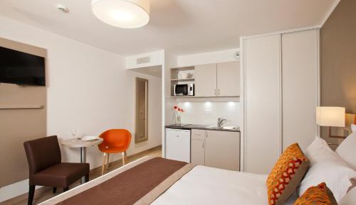 Studio with Double Bed or Twin Beds