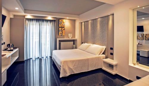Deluxe Suite with Spa Bath