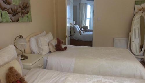 Suite with King-SIze Bed and Sea View