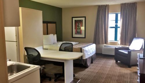 Efficiency Queen Room - Non Smoking/Pet Friendly