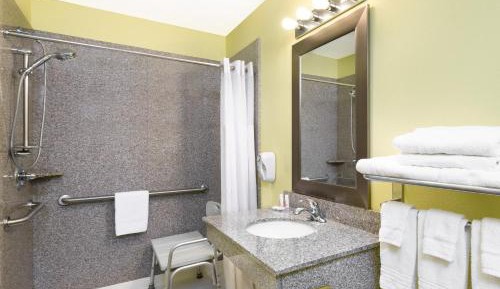 Queen Room - Disability Access- Non-Smoking