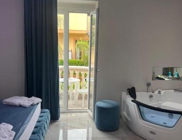 King Room with Spa Bath