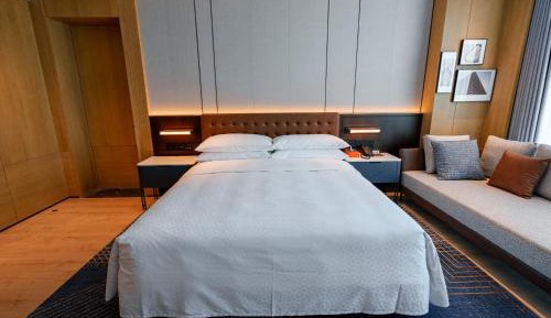 Premier King Suite with River View