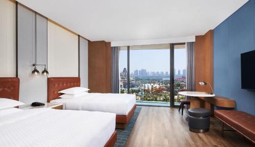 Deluxe Double Room with Two Double Beds, Balcony and Lake View