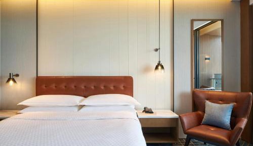 Deluxe King Room with Balcony and Lake View